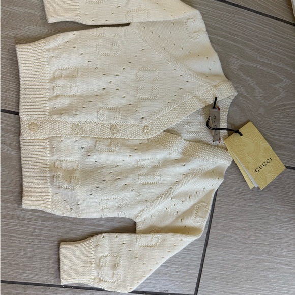 Brand new babies Gucci Ivory Cardigan 6/9 months - Picture 1 of 8